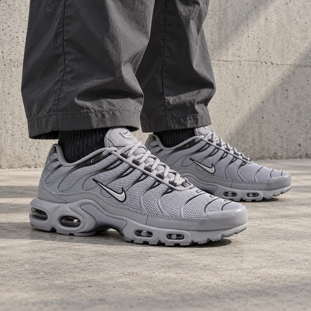 Nike Air Max Plus Wolf Grey Baskets Gris Homme Femme - 4
