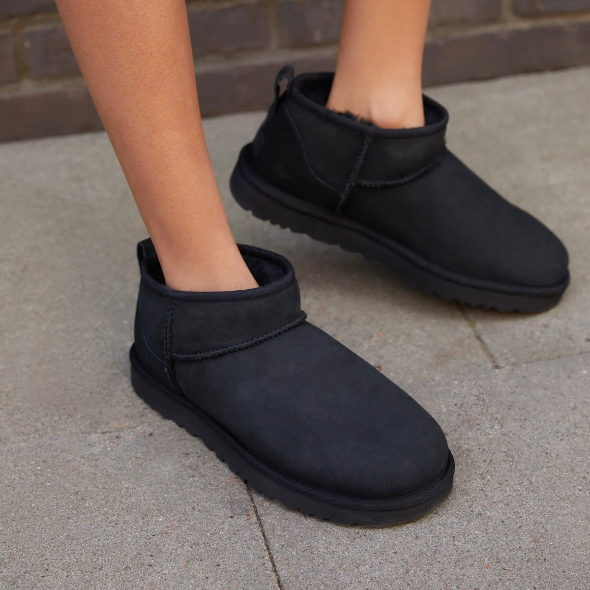 UGG Classic Ultra Mini Black Bottines Noir Femme - 8