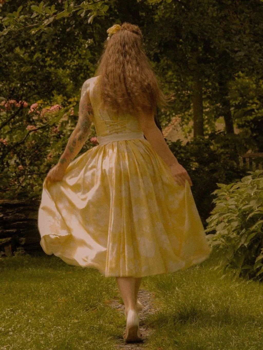 Scarlett | Robe midi sans manches à imprimé floral pour femme, coupe évasée