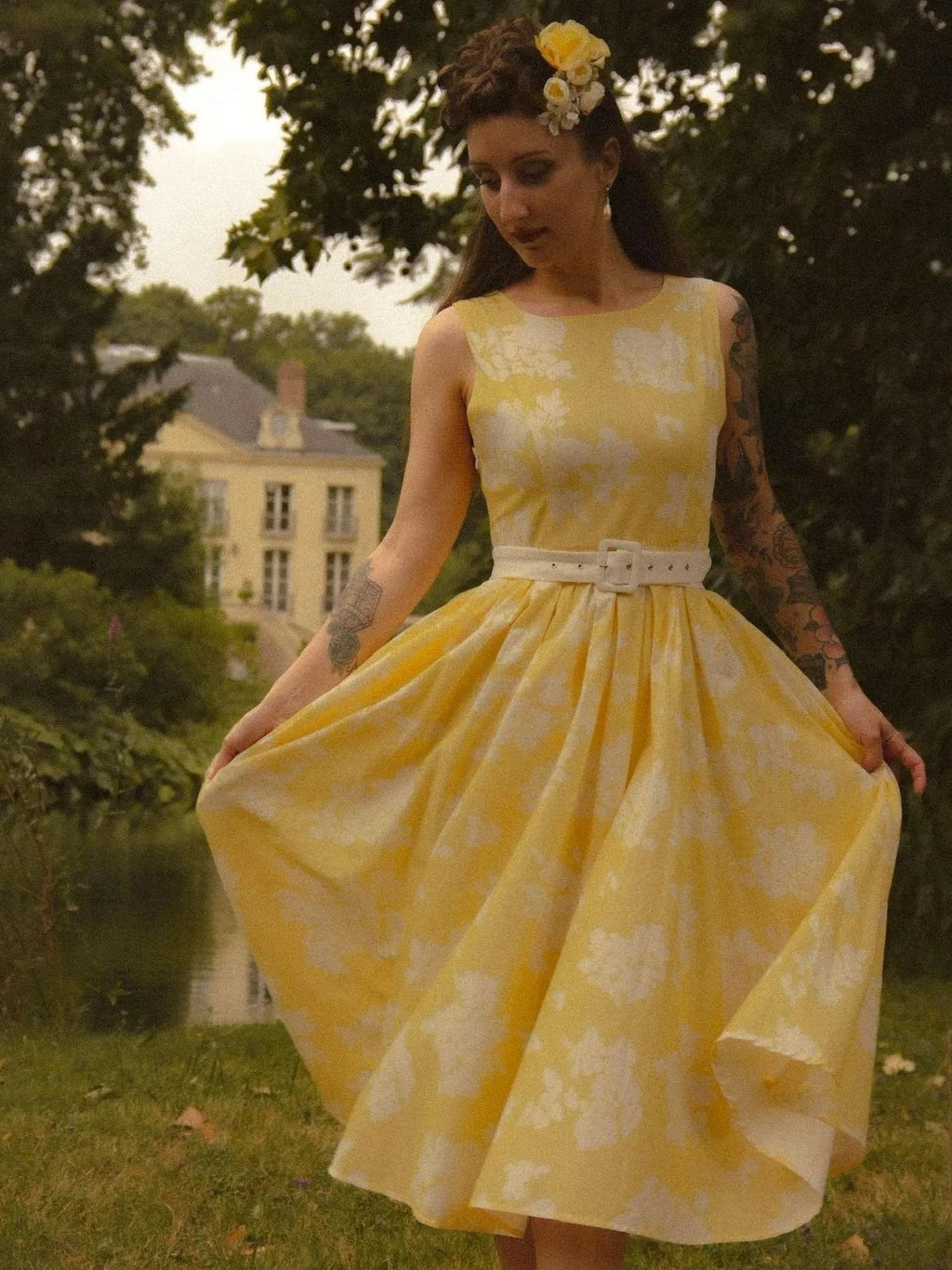 Scarlett | Robe midi sans manches à imprimé floral pour femme, coupe évasée